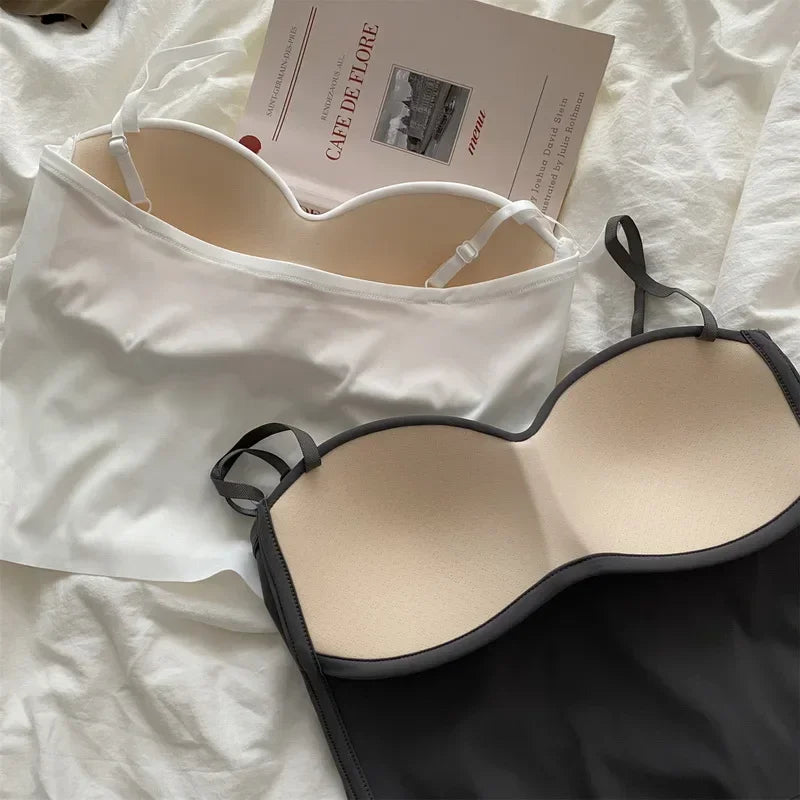 Sommer-Tanktop aus Eisseide mit dünnen Trägern und Körbchen
